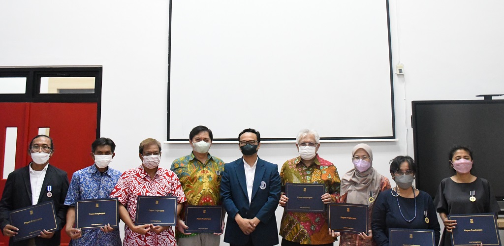 Penyerahan Piagam dan Lencana Tanda Kehormatan Pengabdian 25 dan 35 Tahun Institut Teknologi Bandung