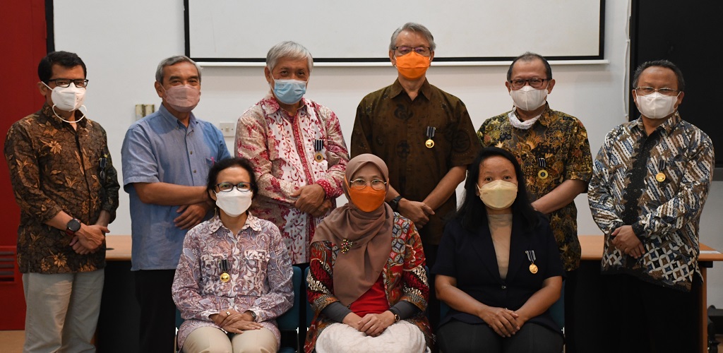 Penyerahan Piagam Dan Lencana Tanda Kehormatan Satyalencana Karya Satya Dan Piagam Pengabdian Institut Teknologi Bandung