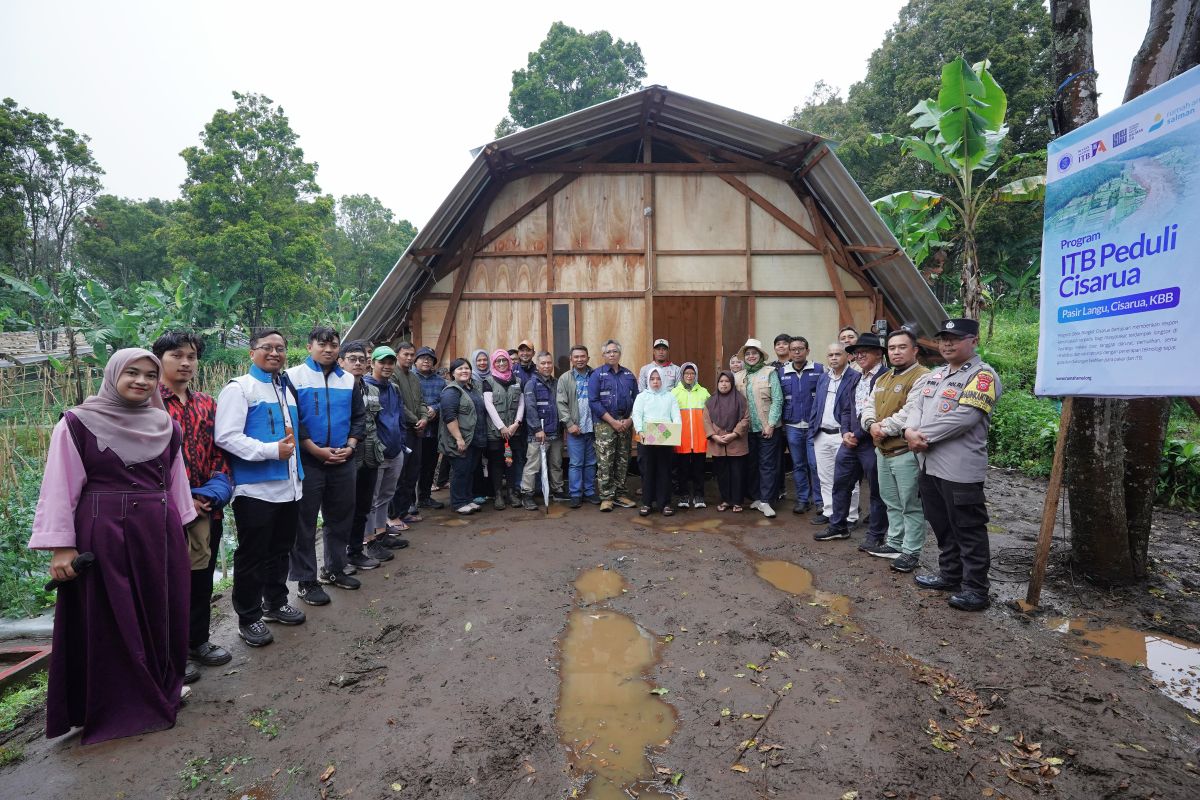 Dosen Prodi Arsitektur SAPPK ITB, Dr. Ing. Andry Widyowijatnoko bersama Tim ITB dan Rumah Amal Salman berhasil membangun Rumah Darurat (Hunian Sementara) ITB untuk warga Cisarua, Kab. Bandung Barat yang terkena musibah Longsor