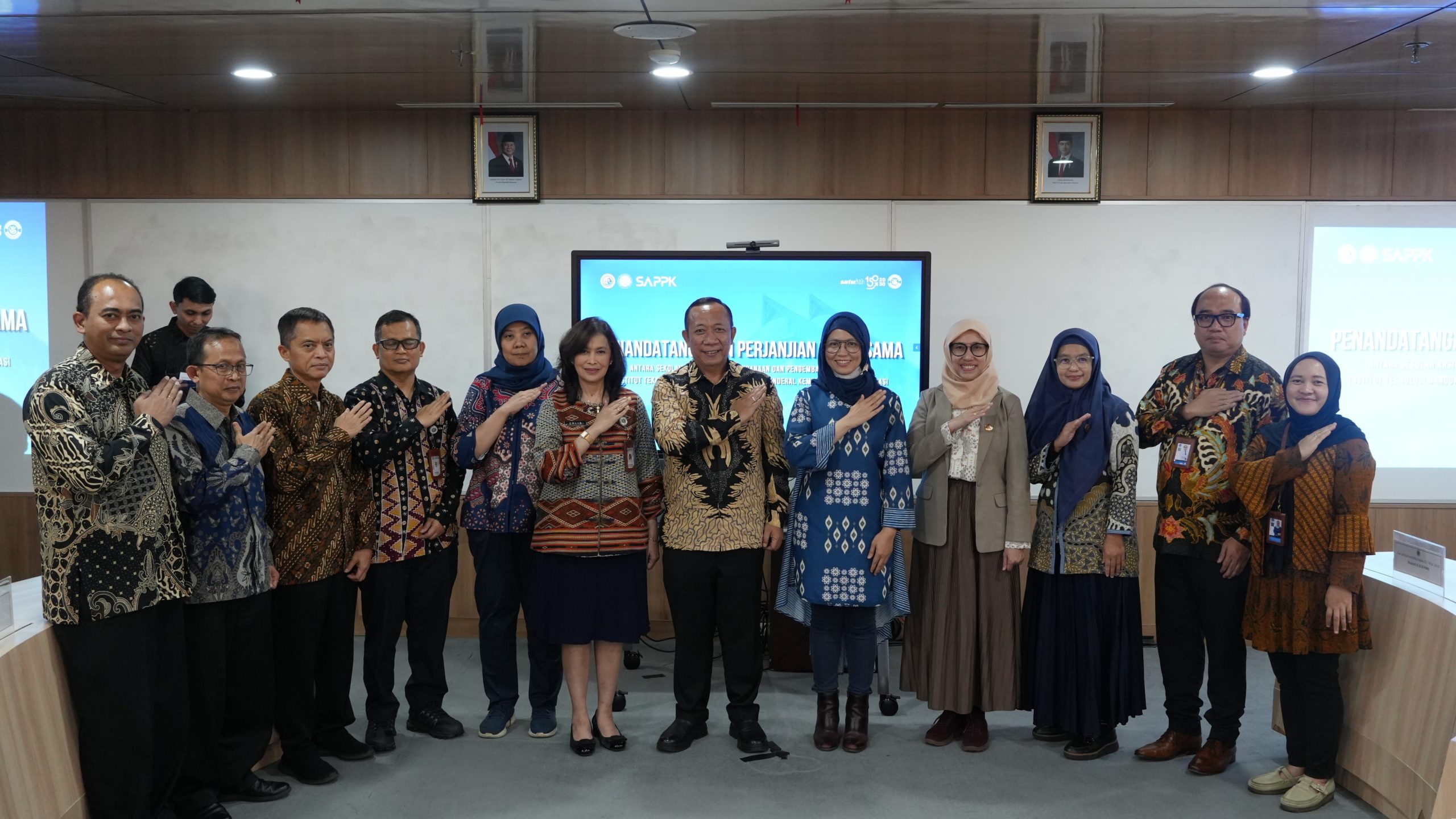 Penandatanganan Perjanjian Kerja Sama antara SAPPK dan Kementerian Transmigrasi tentang Program Bantuan Pendidikan Pascasarjana Pegawai Negeri Sipil Di Lingkungan Kementerian Transmigrasi
