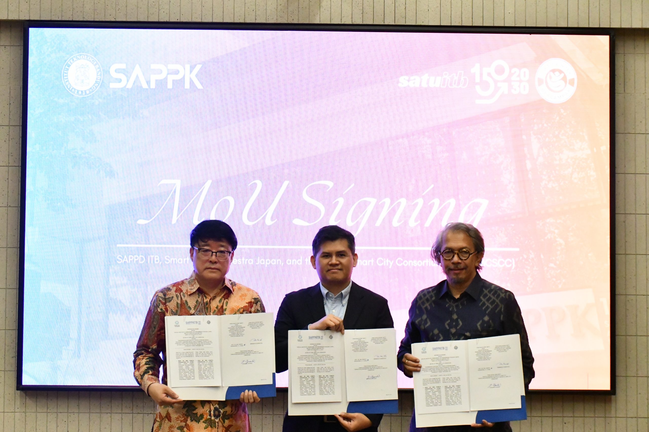Penandatanganan MoU antara SAPPK ITB, Smart City Orchestra Japan, dan Cyber Smart City Consortium Matrix (MCSCC)